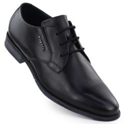 Skórzane wizytowe półbuty męskie czarne Bugatti SS153157. Czarne eleganckie półbuty męskie Bugatti, z materiału, eleganckie, bez obcasa, bez zapięcia. Za 329.99 zł.