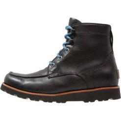 UGG AGNAR Botki sznurowane black. Czarne buty zimowe męskie UGG, z materiału. Za 1,089.00 zł.