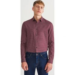 Koszula slim fit z drobnym wzorem - Bordowy. Koszule męskie Reserved. Za 89.99 zł.