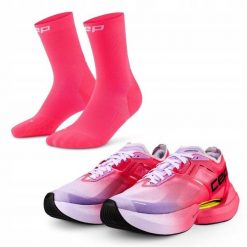 Zestaw biegacza: męskie buty sportowe i skarpety biegowe. Czerwone buty do biegania męskie CEP, bez wzorów, bez zapięcia. Za 907.20 zł.