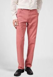 MESKIE SPODNIE WRANGLER GREENSBORO DESERT ROSE 112362445. Czerwone spodnie na co dzień męskie Wrangler, bez wzorów, z materiału. Za 219.99 zł.