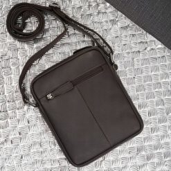 Paolo Peruzzi Saszetka męska skórzana na ramię z tłoczeniem typu carbon brązowa AL-19-BR. Brązowe saszetki męskie Paolo Peruzzi, bez wzorów. Za 239.19 zł.