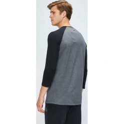 Reebok - Longsleeve. Czarne koszulki męskie z długim rękawem Reebok, m, bez wzorów, z bawełny, bez kołnierzyka, bez ramiączek. W wyprzedaży za 89.90 zł.