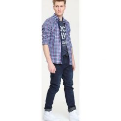 KOSZULA DŁUGI RĘKAW MĘSKA SLIM FIT. Niebieskie koszule męskie TOP SECRET, m, bez wzorów, bez kołnierzyka, bez ramiączek. W wyprzedaży za 49.99 zł.