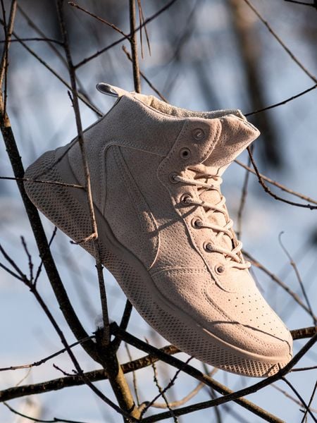 Buty męskie sneakersy wysokie - beżowe V1 - Rozmiar: 40. Brązowe buty sportowe na co dzień męskie Ombre Clothing, m, bez wzorów, z materiału, sportowe, bez ramiączek, bez kaptura. W wyprzedaży za 69.99 zł.