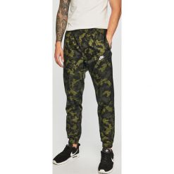 Nike Sportswear - Spodnie. Zielone spodnie na co dzień męskie Nike Sportswear, bez wzorów, z poliesteru, casualowe. Za 199.90 zł.