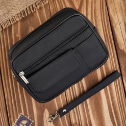 Saszetka męska skórzana do ręki czarna klasyczna Abruzzo ABR-07. Czarne saszetki męskie bez wzorów, ze skóry. Za 99.99 zł.