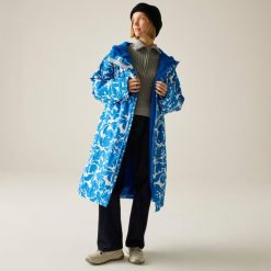 Wodoodporny szlafrok do przewijania dla dorosłych unisex. Niebieskie szlafroki męskie Regatta, bez wzorów, bez kaptura. W wyprzedaży za 329.99 zł.