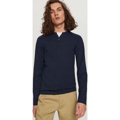Gładki t-shirt z długim rękawem - Granatowy. Koszulki męskie z długim rękawem marki Reserved. W wyprzedaży za 29.99 zł.