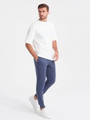 Spodnie dresowe męskie z tkaniny ottoman - ciemnoniebieskie V2 - Rozmiar: M. Niebieskie spodnie dresowe męskie Ombre Clothing, bez wzorów, z bawełny. W wyprzedaży za 39.99 zł.