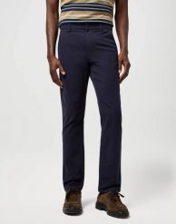 MESKIE SPODNIE WRANGLER REGULAR CHINO DARK NAVY 112371030. Niebieskie eleganckie spodnie męskie Wrangler, bez wzorów, z materiału. Za 219.99 zł.