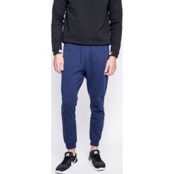 Nike Sportswear - Spodnie. Długie spodnie sportowe męskie marki Nike Sportswear. W wyprzedaży za 159.90 zł.