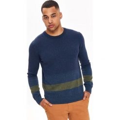 SWETER DŁUGI RĘKAW MĘSKI Z PASAMI. Swetry męskie TOP SECRET. W wyprzedaży za 49.99 zł.