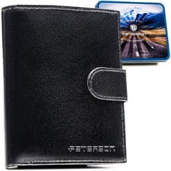 Portfel męski ze skóry naturalnej w czarnym kolorze z systemem RFID i w zestawie z brelokiem - Peterson. Czarne portfele męskie Peterson, bez wzorów, ze skóry. Za 99.99 zł.