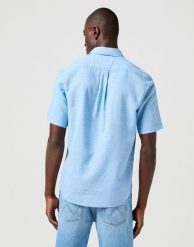 MESKA KOSZULA WRANGLER SS 1 PKT SHIRT PACIFIC BLUE 112362731. Niebieskie koszule męskie Wrangler, xl, bez wzorów, bez kołnierzyka, bez ramiączek. Za 169.99 zł.