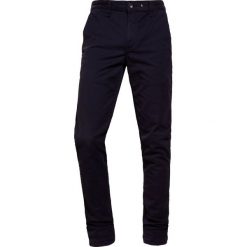 Rag & bone FIT Chinosy navy. Eleganckie spodnie męskie marki rag & bone. Za 839.00 zł.