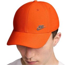 Strukturalna Czapka Z Daszkiem Z Metalowym Logo Klubu. Brązowe czapki męskie Nike, bez wzorów, sportowe. Za 159.99 zł.