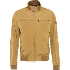 Peuterey SANDS Kurtka Bomber mustard. Kurtki męskie marki Peuterey. W wyprzedaży za 587.60 zł.