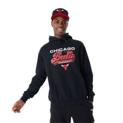Bluza męska New Era NBA Graphic OS Hoody Chicago Bulls. Czarne bluzy nierozpinane męskie New Era, m, bez wzorów, casualowe, bez ramiączek, bez kaptura. Za 249.99 zł.