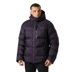 Kurtka z kapturem Helly Hansen Active Winter. Fioletowe kurtki męskie Helly Hansen, bez wzorów, z puchu, sportowe, bez ramiączek, z kapturem. W wyprzedaży za 1,251.50 zł.