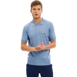 Galvanni koszulka polo męska Hereford M jasnoniebieski. Niebieskie koszulki polo męskie Galvanni, m, bez wzorów, z materiału, klasyczne, bez kołnierzyka, bez ramiączek. Za 289.00 zł.