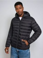 Puchowa kurtka z kapturem - czarny. Czarne kurtki męskie Sinsay, l, bez wzorów, z puchu, bez ramiączek, z kapturem. Za 89.99 zł.