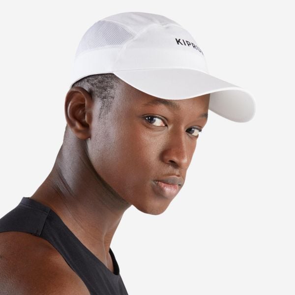 Czapka z daszkiem do biegania Kiprun V2. Białe czapki męskie KIPRUN, bez wzorów, z elastanu, sportowe. Za 39.99 zł.