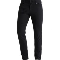 Peak Performance BARROW Spodnie materiałowe black. Czarne długie spodnie sportowe męskie marki Peak Performance, z materiału, sportowe, długie. Za 419.00 zł.