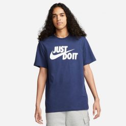 Koszulka sportowa męska Nike Just DO IT Swoosh. Niebieskie t-shirty sportowe męskie Nike, m, bez wzorów, sportowe, bez ramiączek. Za 198.00 zł.