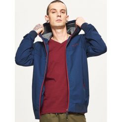 Lekka kurtka z kapturem - Granatowy. Niebieskie kurtki męskie Cropp. W wyprzedaży za 49.99 zł.