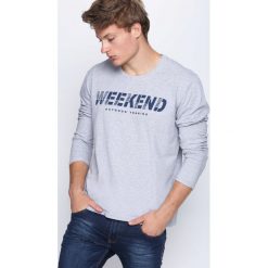 Jasnoszara Koszulka Weekend Vibes. Koszulki męskie z długim rękawem marki Born2be. Za 34.99 zł.