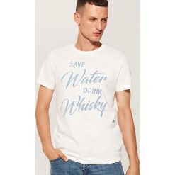Koszulka z napisem - Kremowy. Białe t-shirty męskie House, z napisami. Za 29.99 zł.