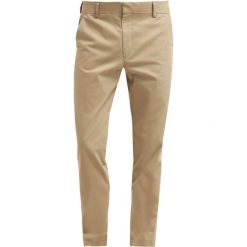 DOCKERS INSIGNIA Chinosy british khaki. Eleganckie spodnie męskie marki DOCKERS. Za 399.00 zł.
