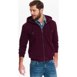 BLUZA MĘSKA ROZPINANA Z KAPTUREM Z HAFTOWANĄ APLIKACJĄ. Bluzy rozpinane męskie marki TOP SECRET. W wyprzedaży za 49.99 zł.
