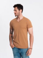 Męska klasyczna bawełniana koszulka z dekoltem w serek BASIC – brązowa V9 - Rozmiar: L. Brązowe t-shirty męskie Ombre Clothing, l, bez wzorów, z bawełny, bez kołnierzyka, bez ramiączek. W wyprzedaży za 24.99 zł.