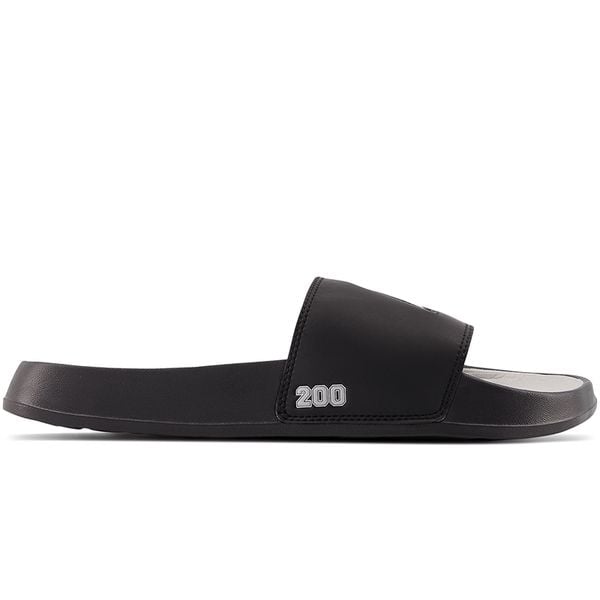 Klapki unisex New Balance SUF200U2 – czarne. Czarne klapki i japonki męskie New Balance, bez wzorów. Za 69.99 zł.