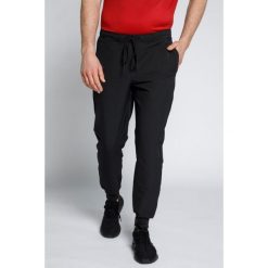 Męskie Spodnie funkcyjne FLEXNAMIC® outdoor elastyczny pas podstawowy krój. Czarne szorty sportowe męskie JAY-PI, bez wzorów, z elastanu. Za 294.99 zł.