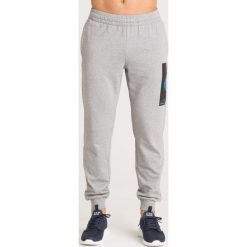 SPODNIE DRESOWE EA7 Emporio Armani. Szare spodnie dresowe męskie EA7 Emporio Armani, bez wzorów, z dresówki. Za 317.40 zł.
