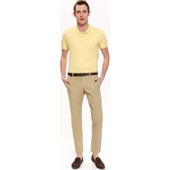 SPODNIE CHINO Z PASKIEM DOPASOWANE. Eleganckie spodnie męskie marki TOP SECRET. Za 129.99 zł.