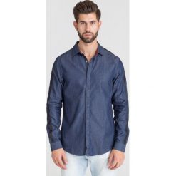 GRANATOWA KOSZULA JEANSOWA ARMANI EXCHANGE. Niebieskie koszule męskie Armani Exchange, l, bez wzorów, z jeansu, bez kołnierzyka, bez ramiączek. Za 234.50 zł.