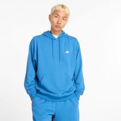 Bluza męska New Balance MT41508BEU – niebieska. Niebieskie bluzy nierozpinane męskie New Balance, m, z aplikacjami, z bawełny, klasyczne, bez ramiączek, bez kaptura. Za 169.99 zł.
