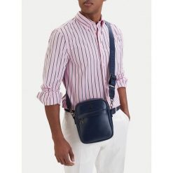 Saszetka Beverly Hills Polo Club. Niebieskie saszetki męskie Beverly Hills Polo Club, bez wzorów, młodzieżowe, małe. Za 149.99 zł.