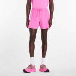 Spodenki męskie New Balance MS41286AAB – różowe. Czerwone szorty sportowe męskie New Balance, bez wzorów, z materiału, sportowe. Za 279.99 zł.