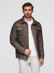 Pikowana kurtka męska w koszulowym fasonie – khaki V3. Brązowe kurtki męskie Ombre Clothing, m, z aplikacjami, z materiału, eleganckie, bez ramiączek, bez kaptura. W wyprzedaży za 254.99 zł.