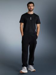 4F T-shirt regular z nadrukiem męski - czarny M. Czarne t-shirty męskie 4f, m, bez wzorów, bez kołnierzyka, bez ramiączek. Za 79.99 zł.