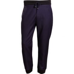 Falke Spodnie treningowe navy. Długie spodnie sportowe męskie Falke. W wyprzedaży za 629.40 zł.