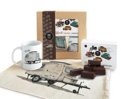 Niewiadów N-126 — paczka (Zawartość paczki: koszulka, torba, kubek, słodycze; Rozmiar koszulki / bluzy: XXL (męska); Kolor koszulki / bluzy: czarny; R. Czarne bluzy nierozpinane męskie nikiniki, m, bez wzorów, z bawełny, bez ramiączek, bez kaptura. Za 179.00 zł.