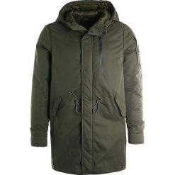 Chasin' TRASHER Parka army in the city. Parki męskie Chasin'. W wyprzedaży za 431.40 zł.