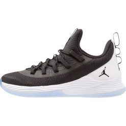 Jordan ULTRA FLY 2 LOW Obuwie do koszykówki black/white. Buty treningowe męskie marki Jordan. W wyprzedaży za 383.20 zł.