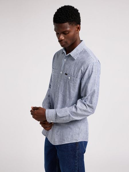 LEE MĘSKA KOSZULA LEE WORKER SHIRT 2.0 INDIGO HICKORY 112349939. Niebieskie koszule męskie Lee, m, bez wzorów, bez kołnierzyka, bez ramiączek. Za 149.99 zł.